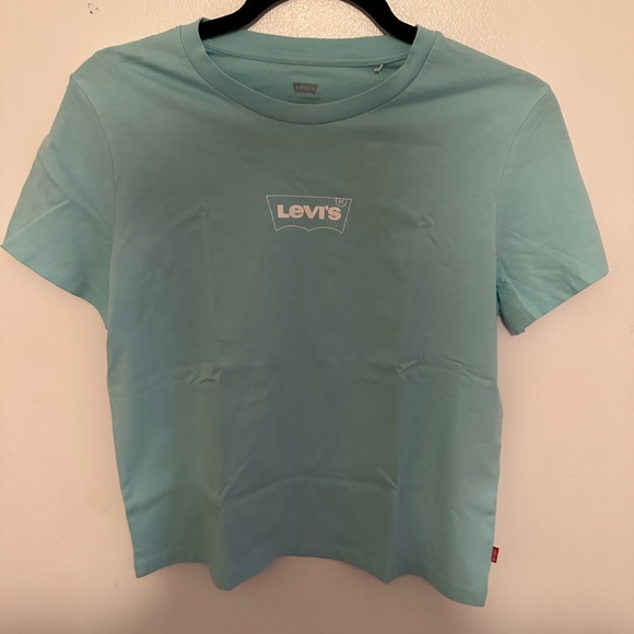 Surf blue Levi’s t-shirt with small Levi’s logo in middle - Picture 2 of 3